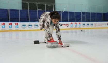 Kars'ta Gençler Curling ile Tanışıyor: Digor Akademi Projesi Geleceğin Sporcularını Yetiştiriyor