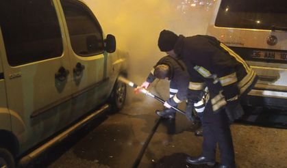 Kars'ta seyir halindeyken alev alan araç kullanılamaz hale geldi