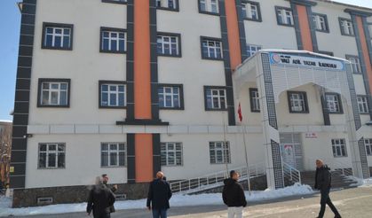 Muş'ta Okulun Çatısından Düşen Buz Kütlesinin Altında Kalan Öğrenci Ağır Yaralandı