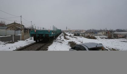 Muş'ta Yük Treni, Hemzemin Geçitte Otomobile Çarptı: Sürücü Yaralandı