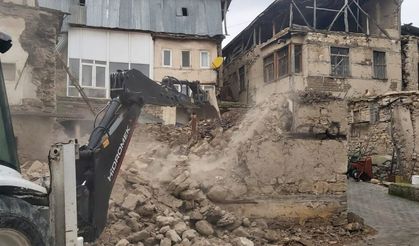 Tehlike Arz Eden Metruk Ev Yıkıldı