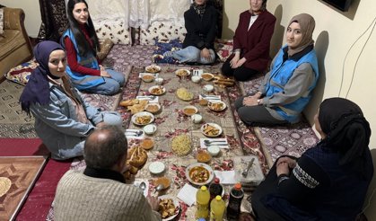 Ağrı'daki Üniversiteli Öğrenciler, "Yalnız Değilsiniz Projesi"yle Ailelerle Birlikte İftar Yaptı