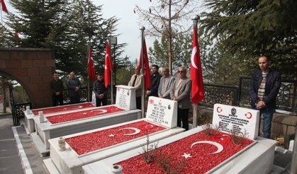 Ahlat'ta şehitlik ziyaret edildi