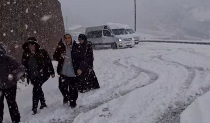 Gümüşhane'de kar tatili olmadı, öğrenci servisleri yolda kaldı!