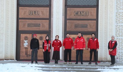 Kızılay gönüllüleri camilerde temizlik çalışması yaptı