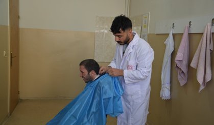 Muş'ta Öğretmenden Özel Gereksinimli Öğrencilere Bayram Tıraşı