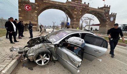 Van'da refüje çarpan otomobildeki 3 kişi yaralandı