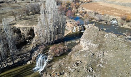 Van’daki Muradiye Şelalesi Karların Erimesiyle Coştu