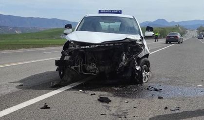 Bingöl'de Eğitim Aracıyla Otomobil Çarpıştı: 2 Kişi Yaralandı