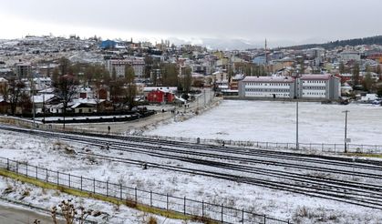 Kars ve Ardahan'ın yükseklerinde kar etkili oldu