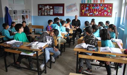 Kitapların Büyülü Dünyasında Bir Gün: Van'da Minik Yüreklere Dokunan Okur-Yazar Buluşması