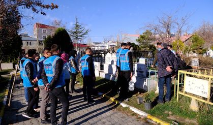 Van'da AK Parti Gençlik Kolları Şehitler Haftası'nda Şehit Kabirlerinde Temizlik ve Bakım Çalışması Yaptı