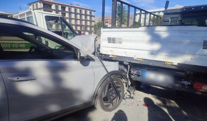 Erzincan'da Yine Bir Kaza: SUV Ticari Araca Arkadan Çarptı!