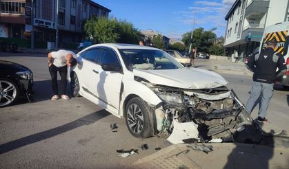 ERZİNCAN İŞ SAATİNDE KİLİTLENDİ! O KAVŞAKTA FECİ KAZA!