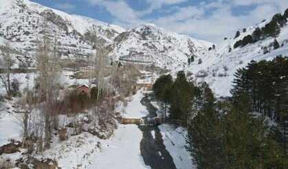 Erzincan’da Bahar Etkisi: Vasgirt Deresi’nde Buzlar Çözülüyor