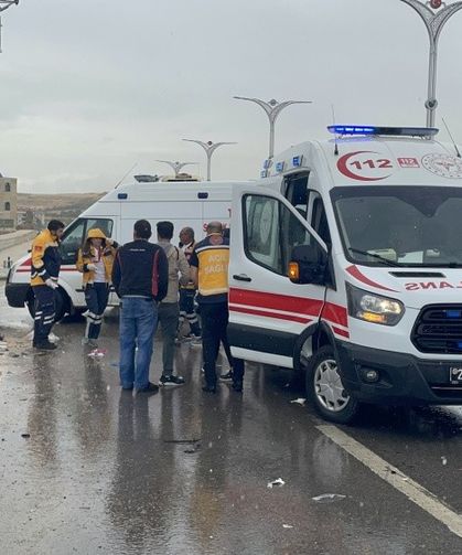 Elazığ'da otomobil ve hafif ticari aracın çarpıştığı kazada 8 kişi yaralandı