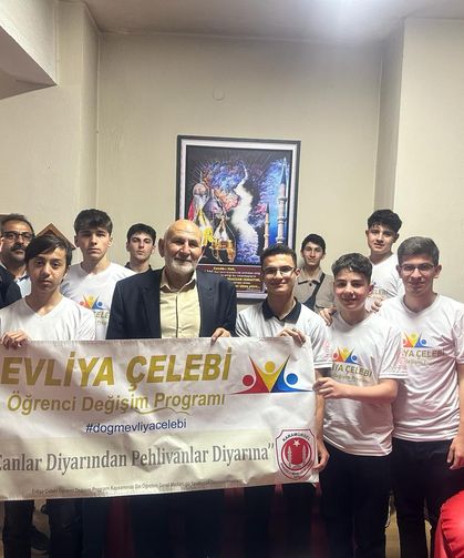 Karamürselli öğrenciler Yazar Özdemir'i ziyaret ettiler