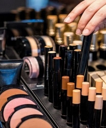 Kozmetik Dünyasında Kadın Tüketiciyi Yönlendiren Görünmez Güçler