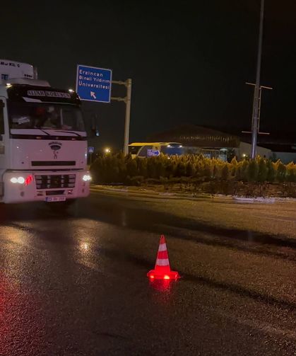 Erzincan’da Yağış Alarmı: Geçitler Kapandı, Uzun Araç Kuyrukları Oluştu (VİDEO)
