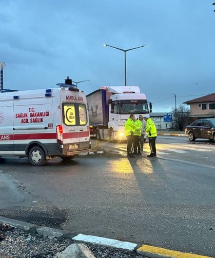 Erzincan'da Trafik Kazası: 2 Yaralı (VİDEO)