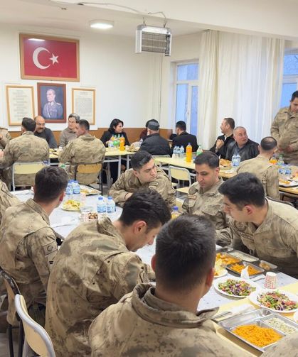 Kaymakam Arıkan Jandarma Personeliyle Aynı Sofrada