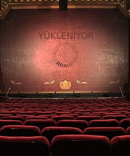 Dijital Sahne: Tiyatro Gerçekliği Yeniden Mi Tanımlıyor?
