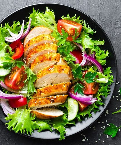 Pazar Sofrasına Sağlıklı Seçenek: Tavuklu Sezar Salata