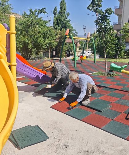 Kemah Belediyesi'nden Çocuk Parkına Güvenli Zemin Çalışması