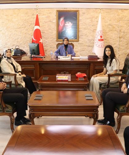 LGS Türkiye Birincisi Gül Çelebi'ye Kaymakam Duman'dan Tebrik
