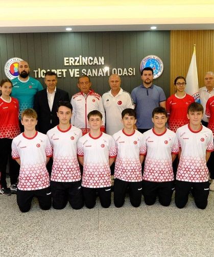 Badminton Milli Takımından Oda Yönetimine Anlamlı Ziyaret