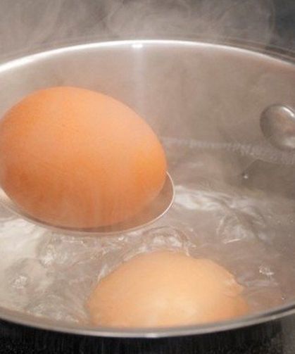 Mükemmel Yumurta Nasıl Haşlanır? Kıvam Süreleri, Çatlama ve Yeşerme Çözümü
