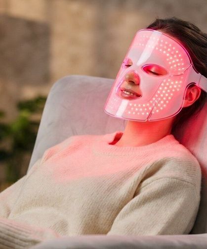 Evde Gençleşmenin Sırrı: 2026’nın En İyi LED Maske Tavsiyeleri (Sert mi, Silikon mu?)