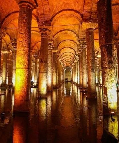 İstanbul’un Yeraltı Sarayı: Yerebatan Sarnıcı Rehberi (Tarihi, Efsaneleri ve 2026 Güncel Giriş Ücretleri)