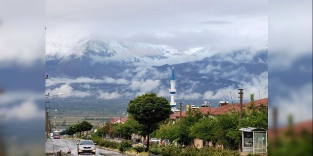 Erzincan’ın zirvelerine mevsimin ilk karı yağdı