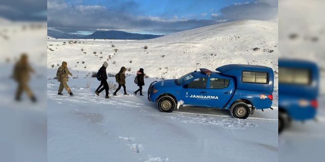 Erzincan'da kar ve tipide mahsur kalan öğrencileri jandarma kurtardı