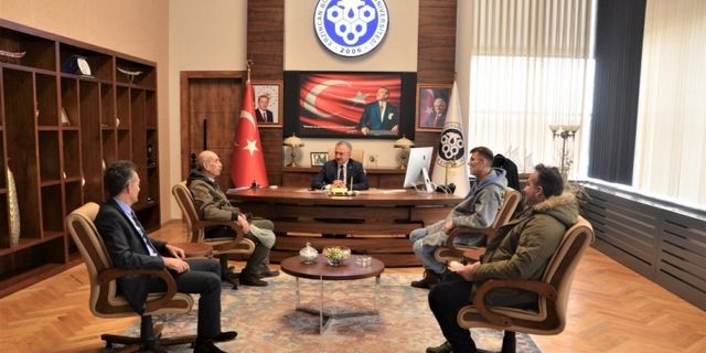 Tiyatro ekibi Rektör Levent’i ziyaret etti