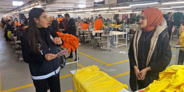 Adilcevaz'da tekstil fabrikasındaki kadınlara KADES uygulaması tanıtıldı