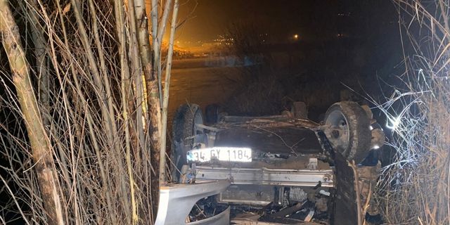 Erzincan'da devrilen otomobildeki 2 kişi yaralandı