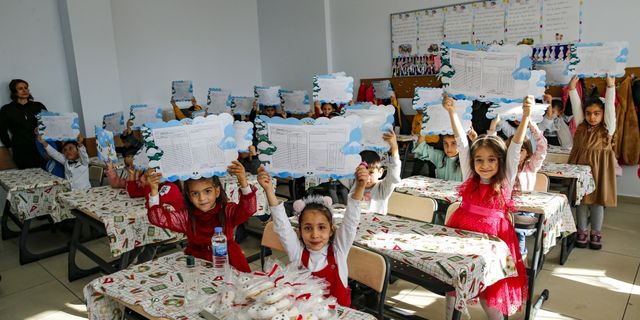 Diyarbakır, Bingöl, Mardin, Şırnak ve Siirt'te öğrenciler karnelerini aldı