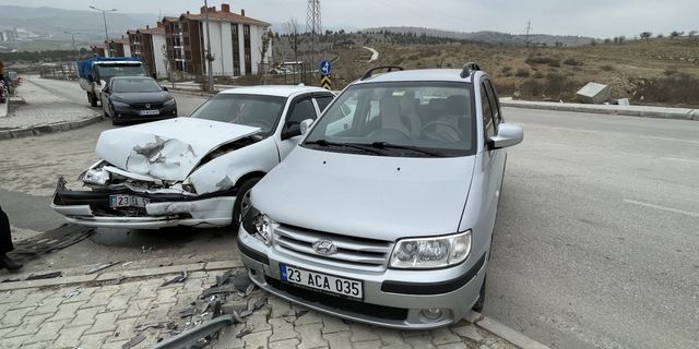 Elazığ'da iki otomobilin çarpıştığı kazada 2 kişi yaralandı