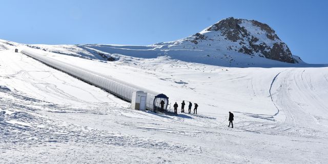 Hakkari'deki 2 bin 800 rakımlı kayak merkezi tek pistte sezonu açıyor