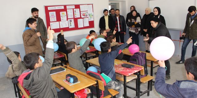 Iğdır Üniversitesi öğrencileri, köylerde çocuklara yaban hayatını anlatıyor