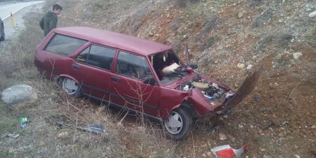 Malatya'da yoldan çıkan otomobildeki 2 kişi yarandı