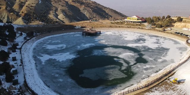 Ergan Dağı Kayak Merkezi'ndeki Ardıçlı Gölü'nün yüzeyi dondu