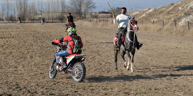 Atlılar, motorsikletlilerle cirit oynadı