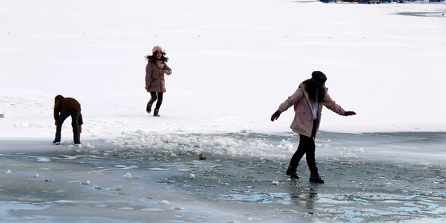 Soğuk havanın etkisiyle göletler buz tuttu