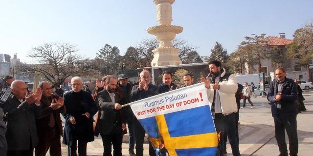 Gençler tepkilerini İsveç bayrağı yakarak gösterdi