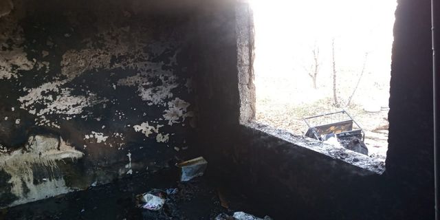 Çıkan yangın evi kullanılmaz hale getirdi