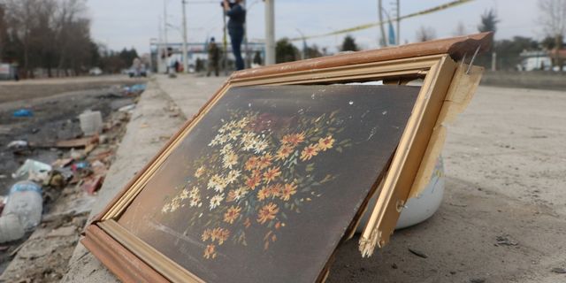 25 yıl oturduğu binanın enkazında hatıra fotoğrafları arıyor