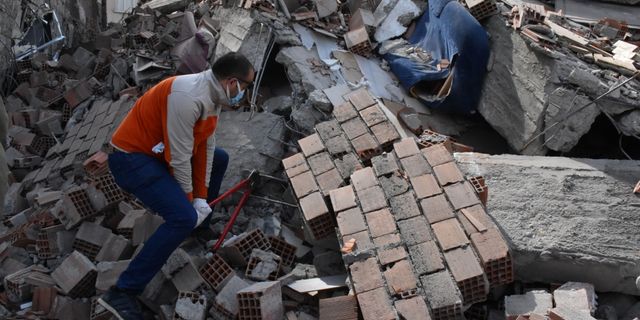Depremde iş yerleri yıkılanlar enkazdan çıkacak eşyalarını bekliyor